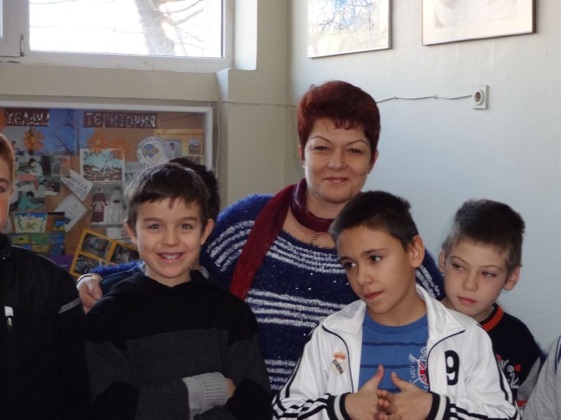 Директорът на училището Марияна Стефанова - усмивка за Деня на науката