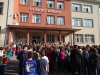 Всички пеят Химна на училището